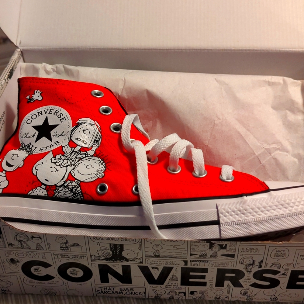BNIB Converse x Peanuts ( M 6.5/W 8.5)